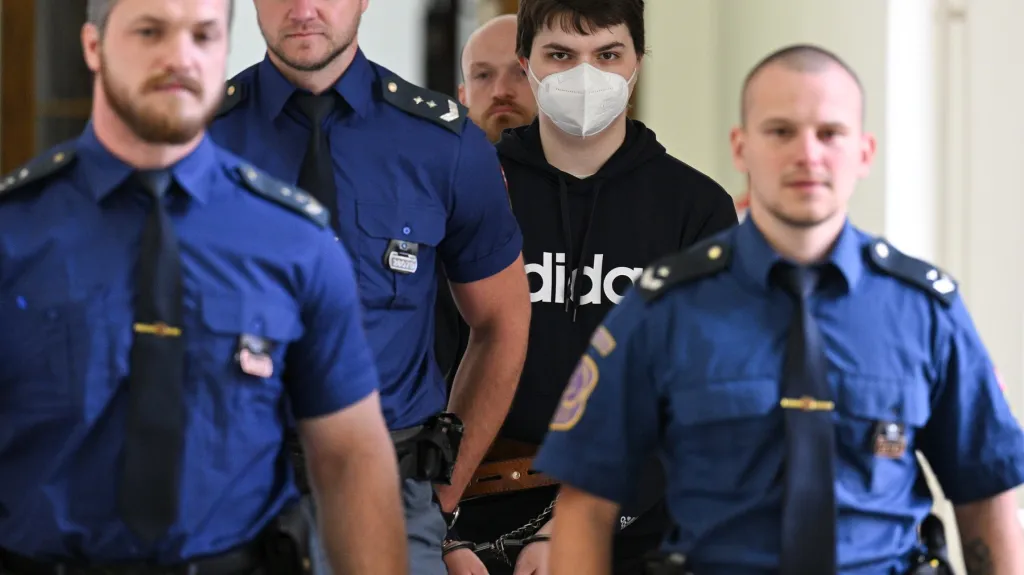 Jaroslav Řehák v doprovodu justiční stráže