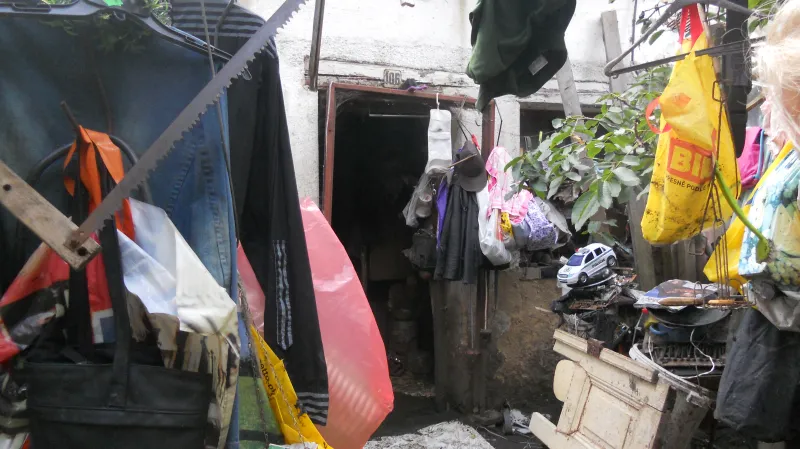 Vchod do stáje, kde žili týraní psi