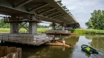 Výsuv posledního taktu nosné konstrukce budoucího největšího lanového mostu v Česku