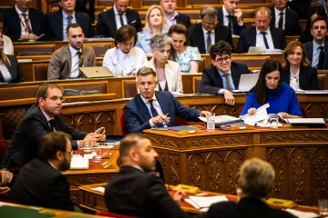 Maďarští poslanci schválili ústavní dodatek umožňující odvolání prezidenta