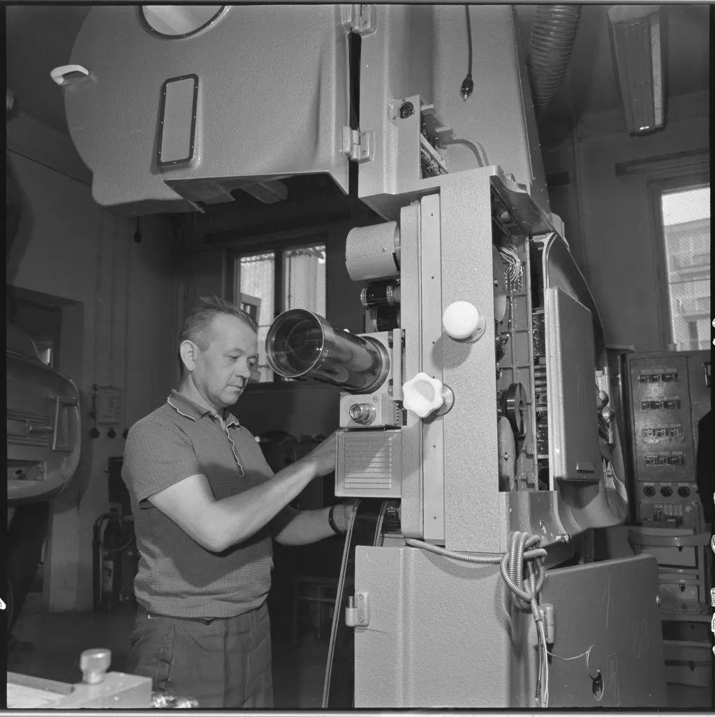 Během druhé světové války byla nucena vyrábět vojenské optické vybavení pro nacistické Německo. Výroba byla zaměřena na produkci periskopů, dalekohledů a puškohledů