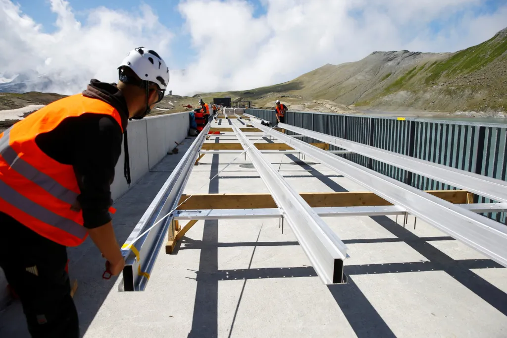 Výstavba nejvýše položené solární elektrárny v Evropě u vodní nádrže Muttse ve švýcarských Alpách