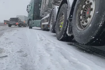 Husté sněžení komplikovalo dopravu na horách