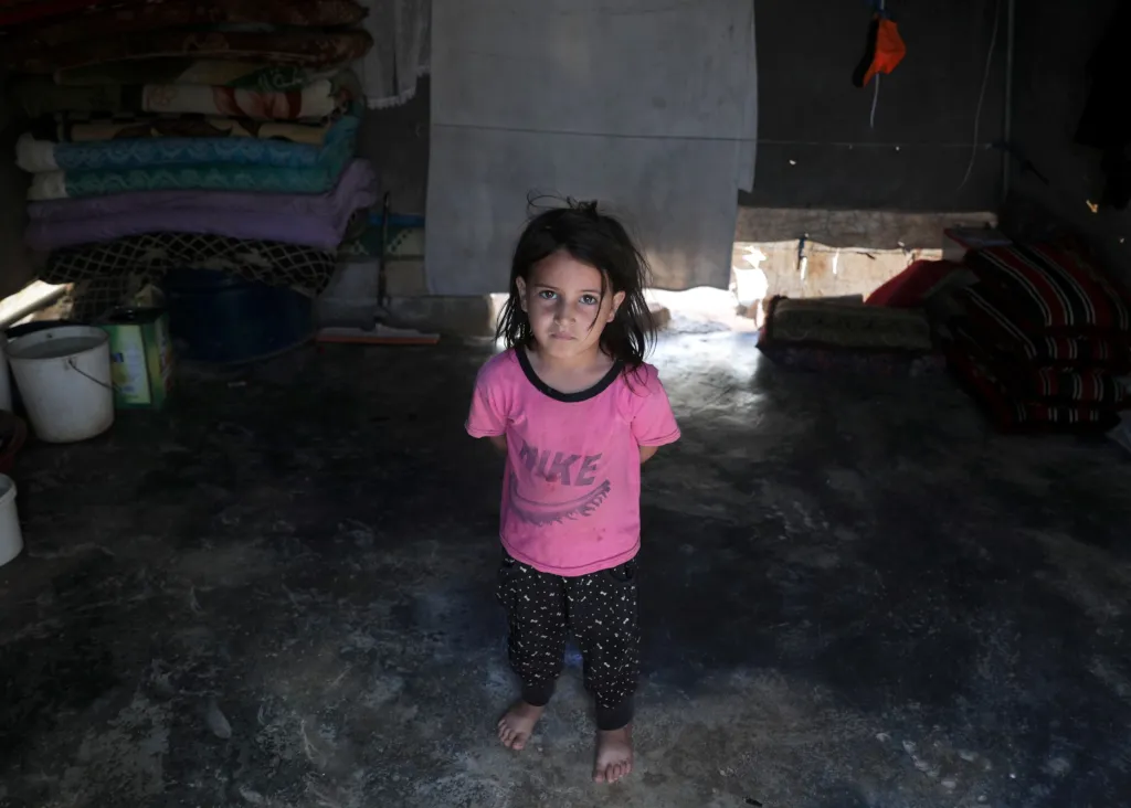 Mariam al-Mohamadová je čtyřleté děvče pocházející z města Homs v západní Sýrii.  Město bylo považováno za „hlavní město revoluce“. V roce 2014 ho získaly vládní síly nakloněné vládě Bašára al-Asada. Dnes je město i domov Mariam v troskách