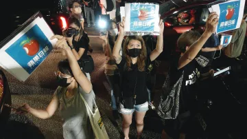 Hongkongská policie provedla v redakci deníku minulý týden razii, zadržela šéfredaktora, výkonného ředitele mediální skupiny, která deník vlastní, a další tři vysoké činitele. Zmrazen byl také majetek