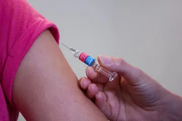 Lékový úřad pozastavuje distribuci některých šarží prevenaru a hexavakcíny