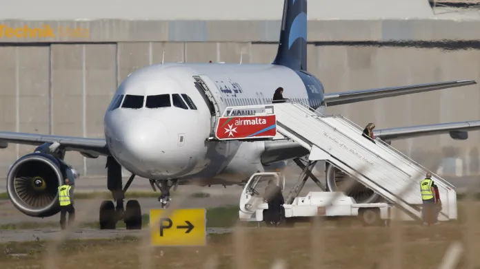 Rukojmí opouští unesený libyjský letoun na maltském letišti