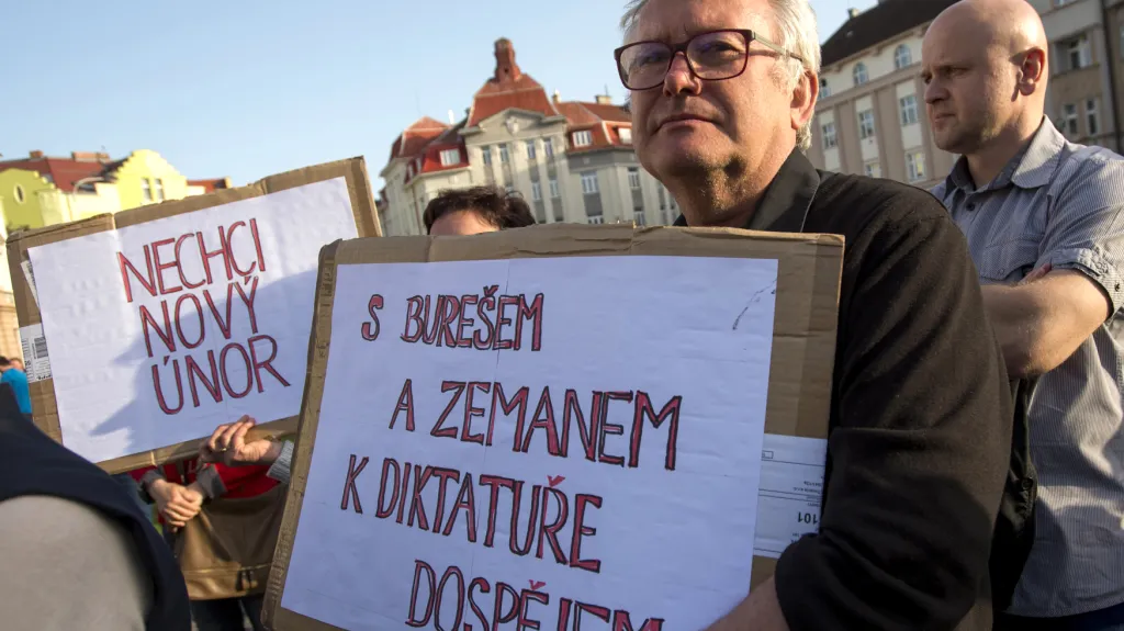 Protestující na Masarykově náměstí v Hradci Králové