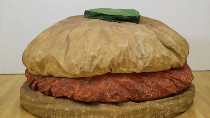 Hamburger z plachtoviny od Claese Oldenburga