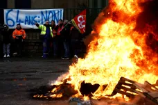 Ve Francii pokračují protesty proti penzijní reformě, stávkují lidé v energetice