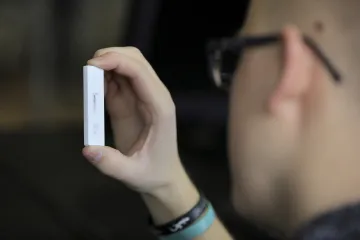 Za čtvrtek přibylo 44 tisíc nakažených. V mezitýdenním srovnání dál stoupá počet lidí s covidem v nemocnicích