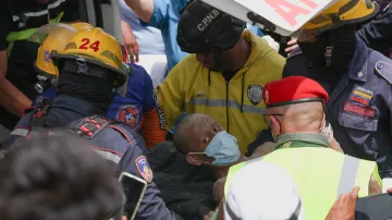 Muže, který byl uvězněný pod troskami zříceného domu, se podařilo vyprostit