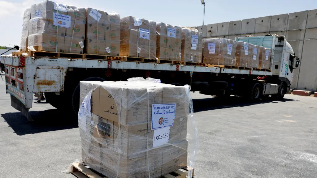 Humanitární pomoc pro Pásmo Gazy na hraničním přechodu Kerem Šalom