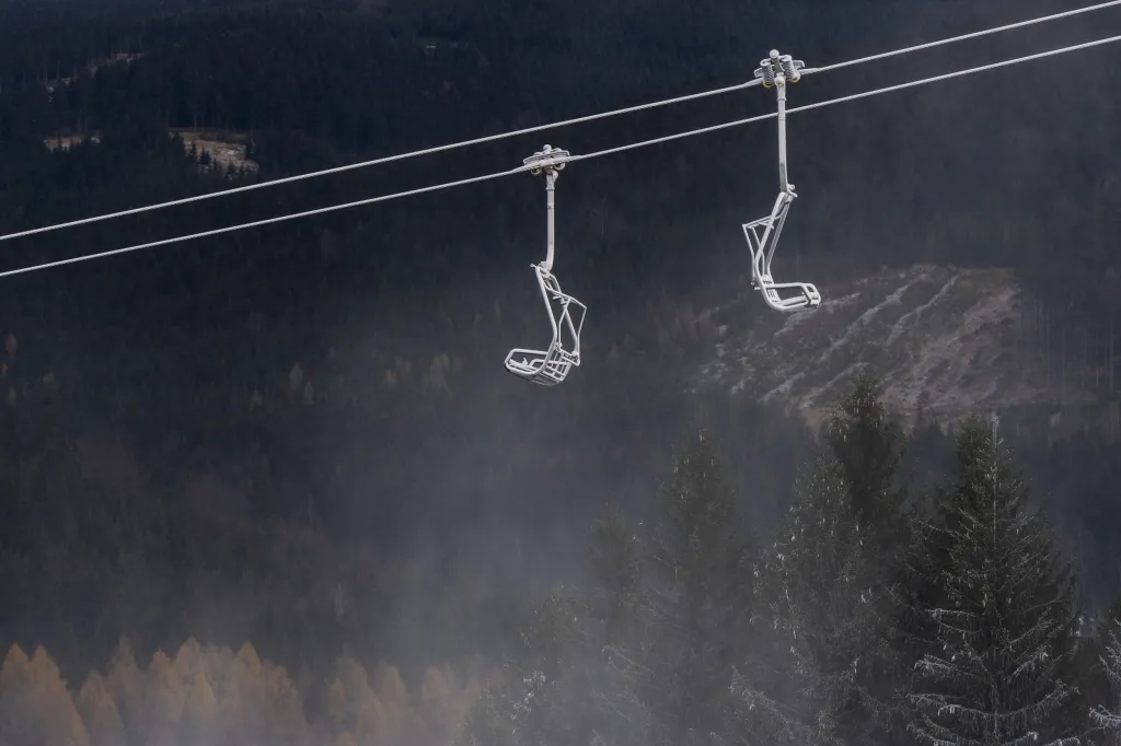 Skiareál Deštné v Orlických horách na Rychnovsku postupně zasněžuje sjezdovky před zahájením sezony