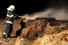 Hasiče zaměstnávají požáry luk a zahrádek. Lidé podceňují doporučení i vítr