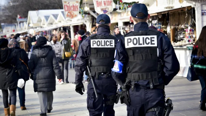 Policisté hlídkují v Paříži