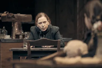Obviňují ji z vraždy manžela. Národní divadlo připravilo dramatizaci Čapkova Hordubala