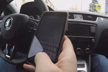Rozhodující sekunda před nehodou je tady, co dělá řidič? Nic, telefonuje