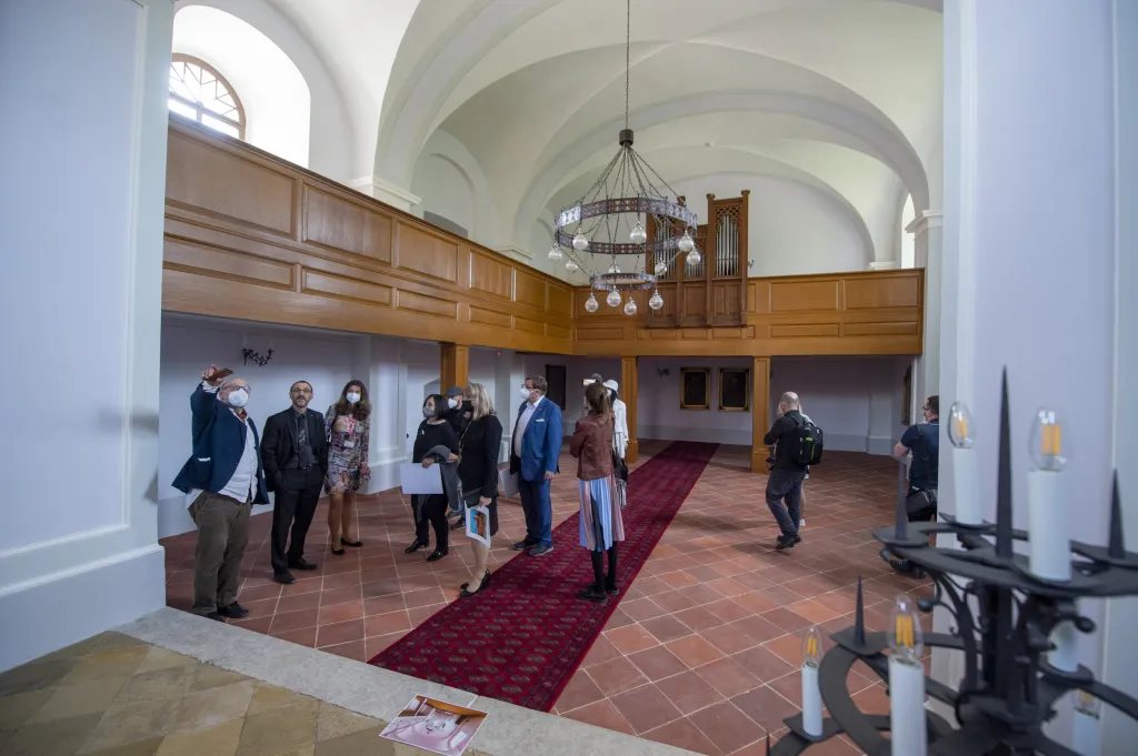 Lidé projdou soukromé apartmány, pokoje kněze či služebnictva, třeba muzikantův. Obnovené jsou dvě kaple, v jedné z nich býval za komunismu sklad brambor