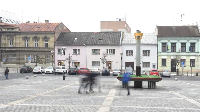 Masarykovo náměstí v Přerově s radnicí (vpravo)