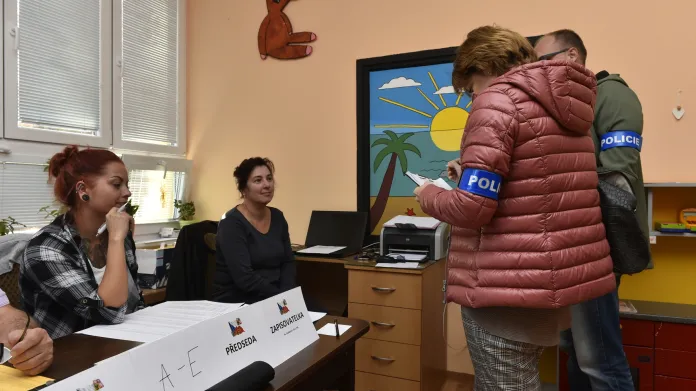 Během hlasování přišli do volební místnosti v ZŠ M. Švabisnkého v Bílině policisté kvůli vyšetřování podezření z možného pokusu ovlivňování výsledků voleb