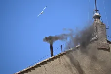 Konkláve v dopoledním hlasování papeže nezvolilo