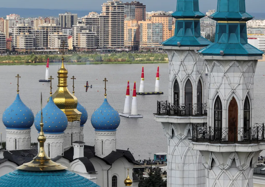 Na fotografii uprostřed se proplétá mezi věžemi Martin Šonka.
