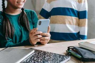 Vláda chce zavést plošný zákaz mobilů ve školách