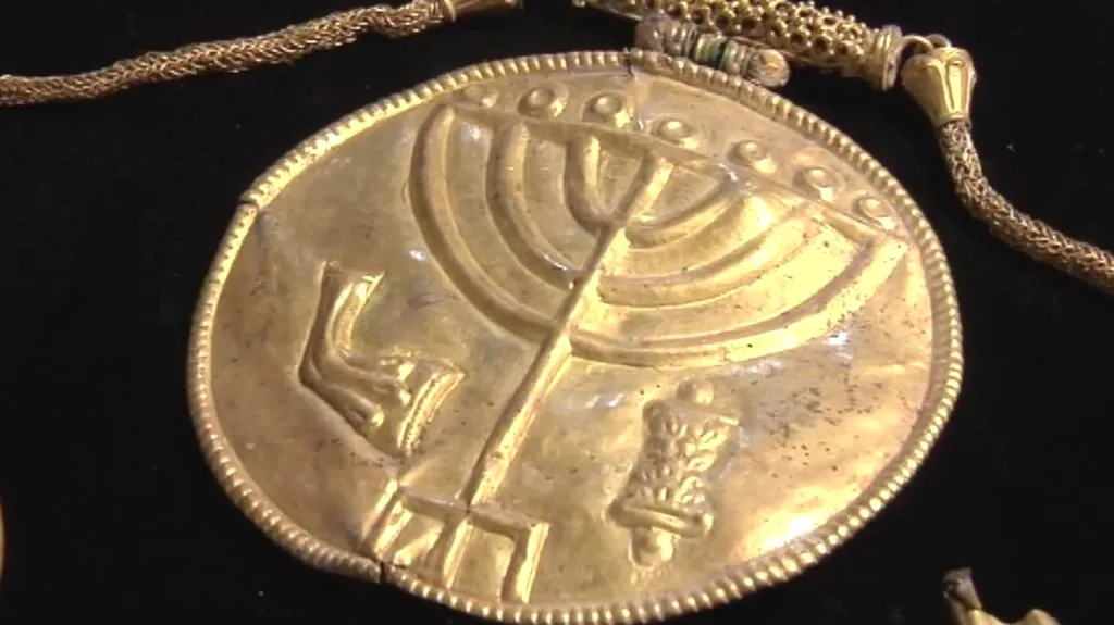 Archeologové našli v Izraeli velký medailon ze zlata
