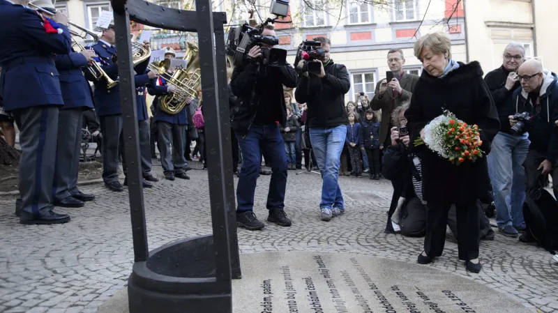 Jana Kánská při odhalení pomníku Milady Horákové u Poslanecké sněmovny