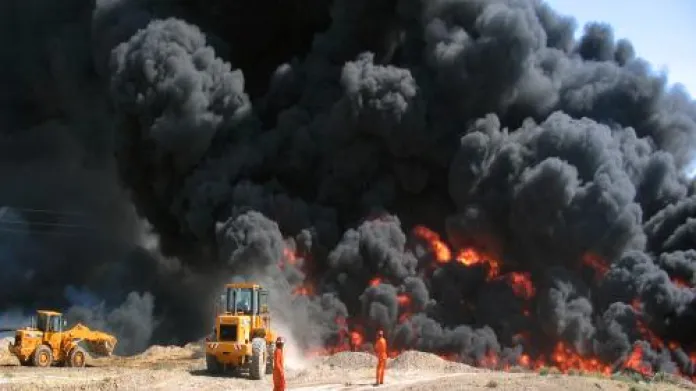 Útok extremistů vyřadil na několik hodin z provozu jendu z největších rafinerií v Iráku.