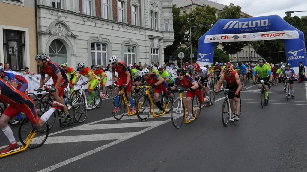Cyklisté na startu v Lounech