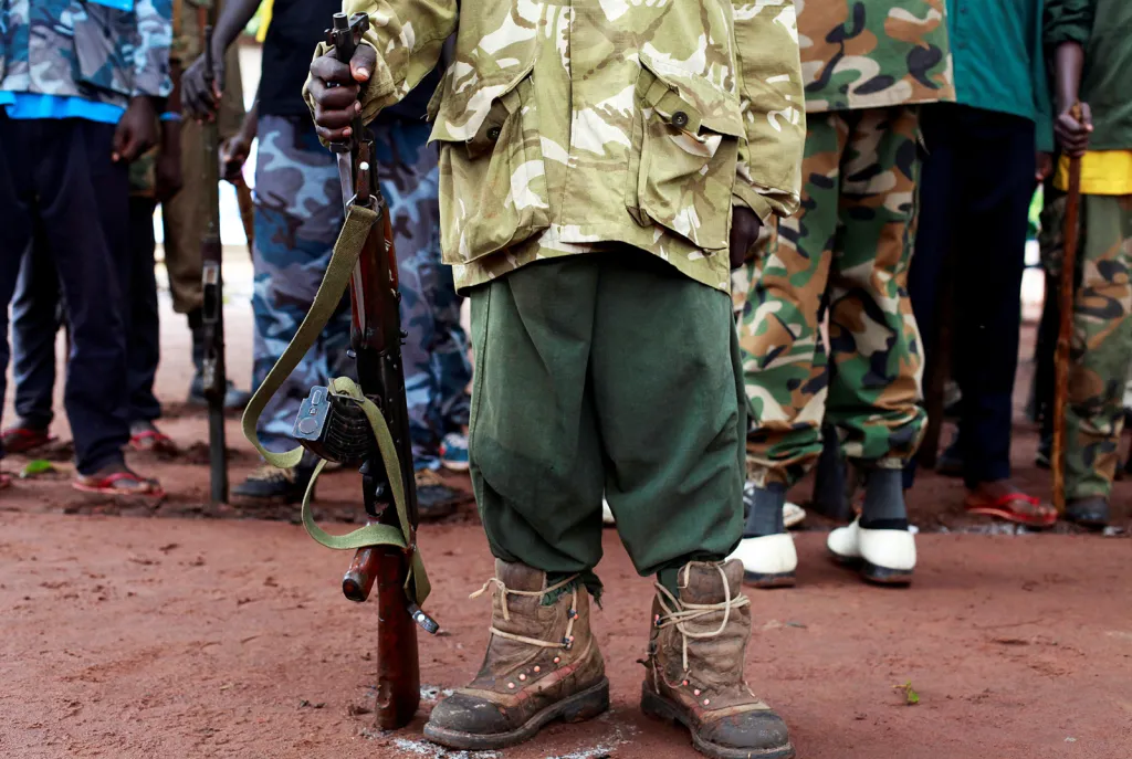 Bývalý dětský voják se zbraní při účasti na slavnostní ceremonii nedaleko města Yambio v Jižním Súdánu