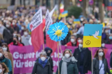 Při protestech proti válce zadrželi v Rusku stovky lidí. Demonstrovalo se i v dalších zemích