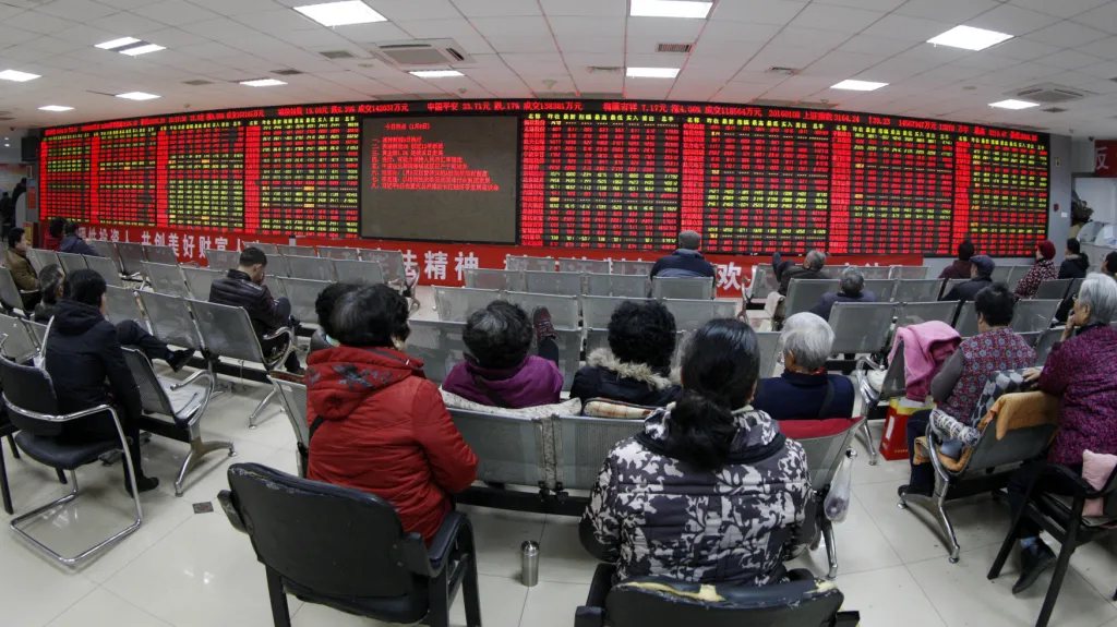 Čínští investoři sledují vývoj cen akcií. Červená barva ukazuje růst, zelená pokles