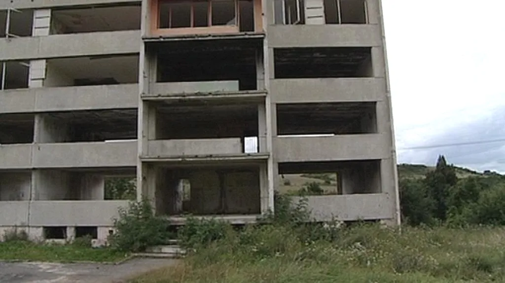 Chanovský zdevastovaný panelák
