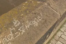 Na Karlově mostě se objevil třiceticentimetrový nápis. Policie hledá autora