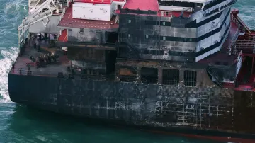 Tanker po srážce s kontejnerovou lodí u břehů východní Anglie