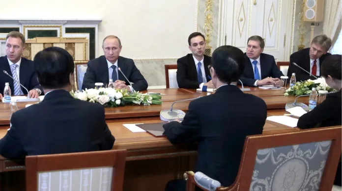 Vladimir Putin při jednání na hospodářském foru