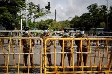 Srí Lanka hledá náhradu za uprchlého prezidenta. Za zákazu vycházení