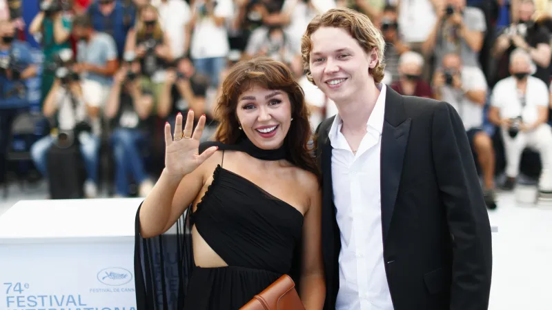 Děti Vala Kilmera Mercedes a Jack na festivalu v Cannes (2021) při uvedení dokumentu Val