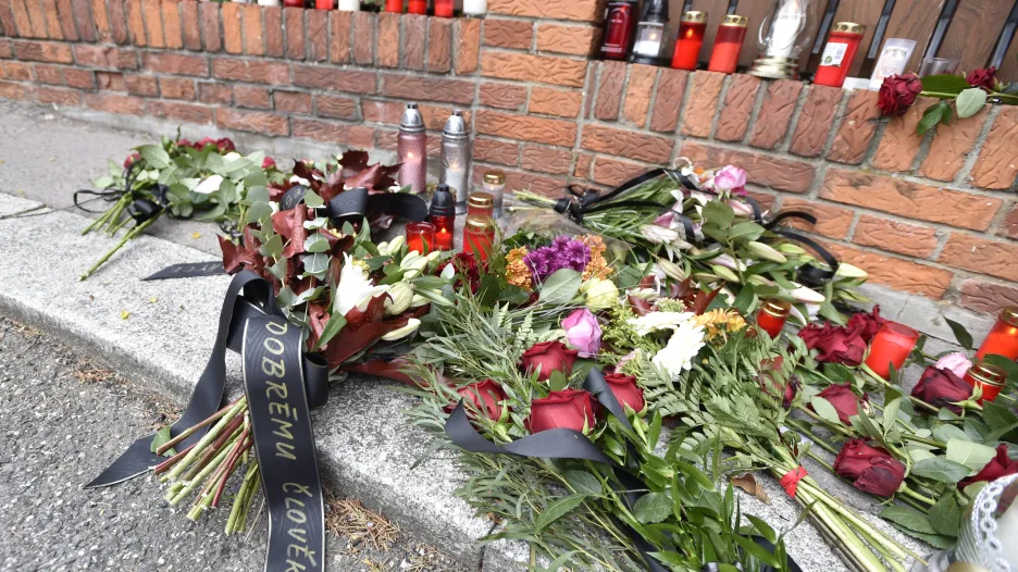 Pietní místo před vilou Karla Gotta na pražské Bertramce