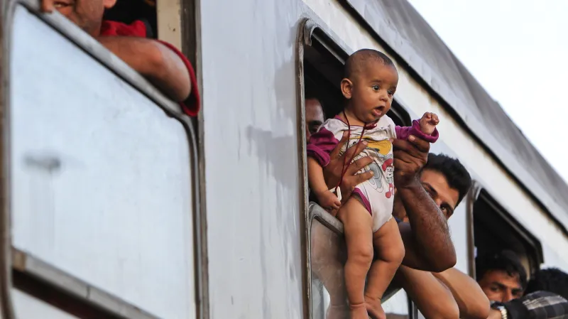 Migranti po příjezdu do maďarského Magyarboly