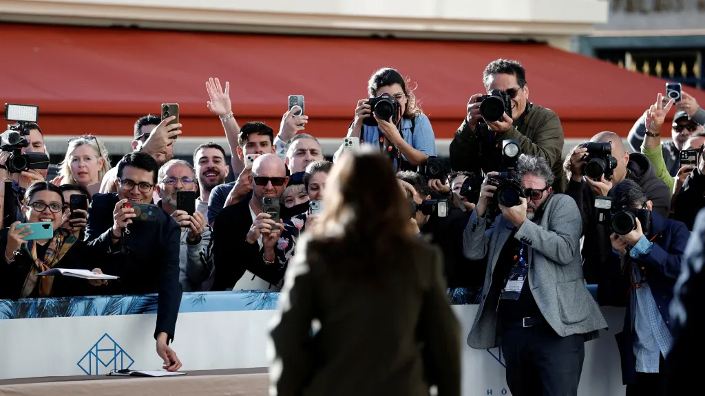 Předsedkyně hlavní poroty Juliette Binocheová pózuje fotografům před zahájením festivalu v Cannes