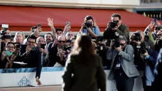 Předsedkyně hlavní poroty Juliette Binocheová pózuje fotografům před zahájením festivalu v Cannes