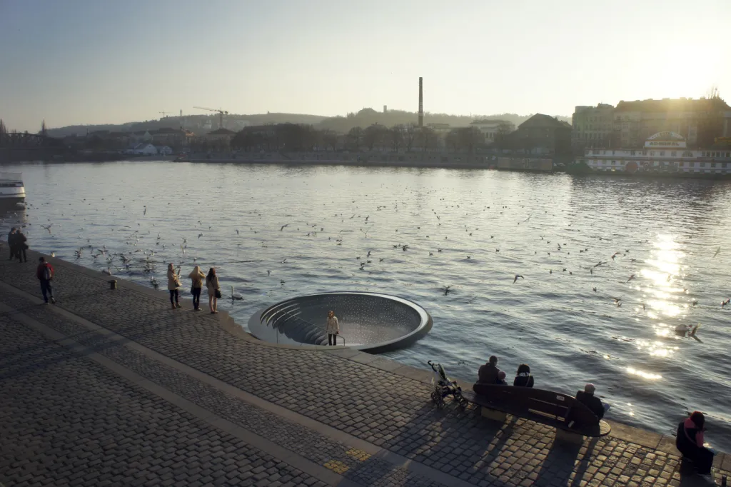Součástí plánů na revitalizaci náplavky na Rašínově nábřeží je i toto plovoucí WC.