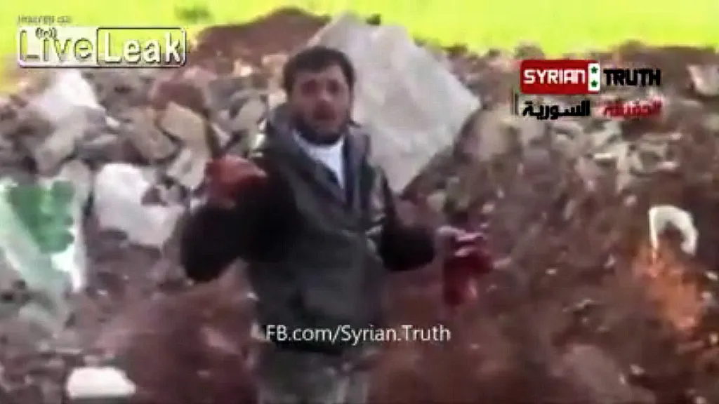 Video ze Sýrie, na němž muž pojídá srdce člověka