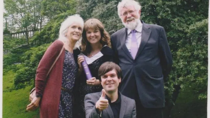 Jo Cameronová (úplně vlevo) s rodinou