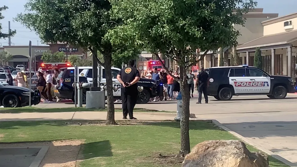 Policie na místě střelby v texaském Allenu