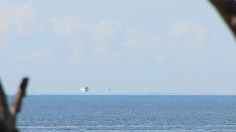 Za některá pozorování UFO může být zodpovědná fata morgana, což je druh přeludu, při kterém se objekty nacházející se pod astronomickým obzorem zdají vznášet na obloze těsně nad horizontem